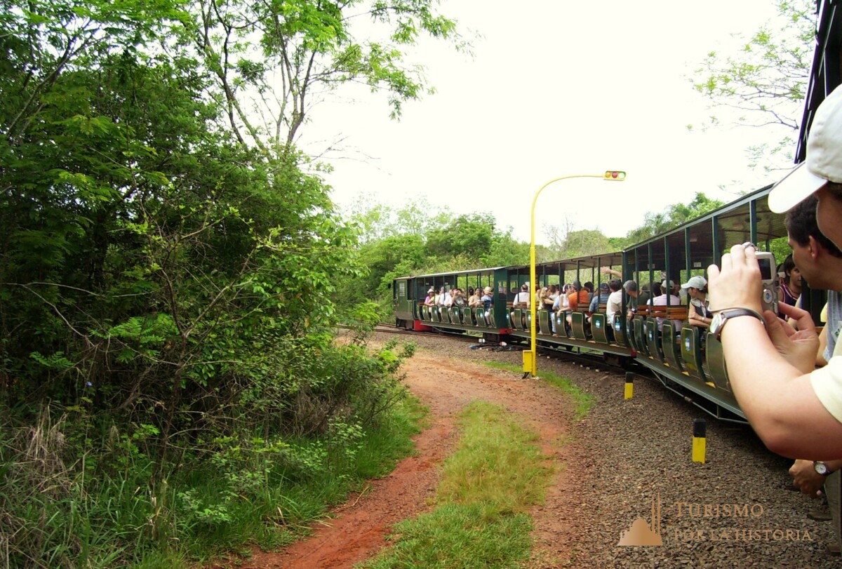 Tren ecológico de Argentina acercándose a las cataratas del Iguazú