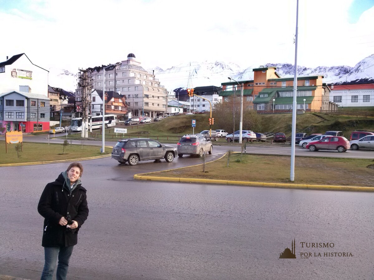 Vista desde la calle, con edificios de fondo y las puntas de las montañas. Ushuaia fin del mundo
