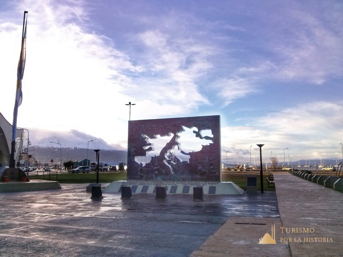 Monumentos Islas Malvinas, bloque ahuecado con el contorno de las islas. Ushuaia fin del mundo