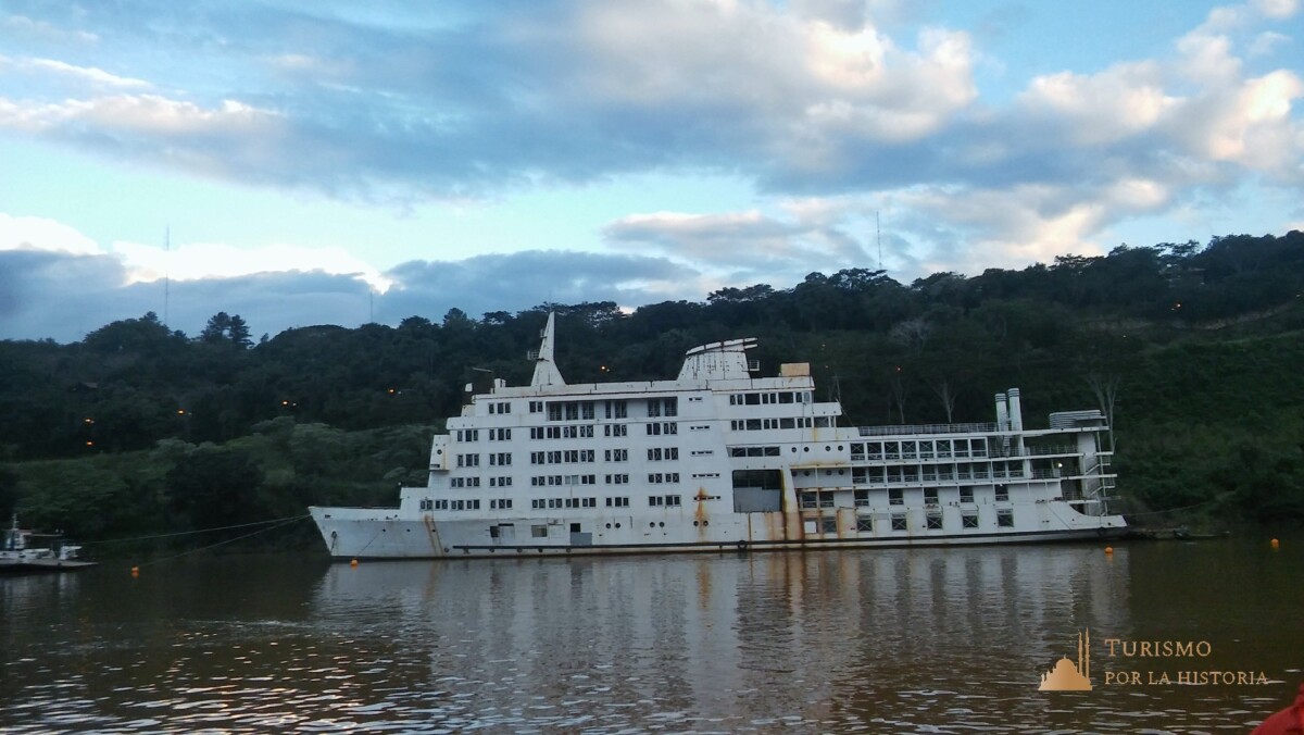 Banco abandonado en el rio