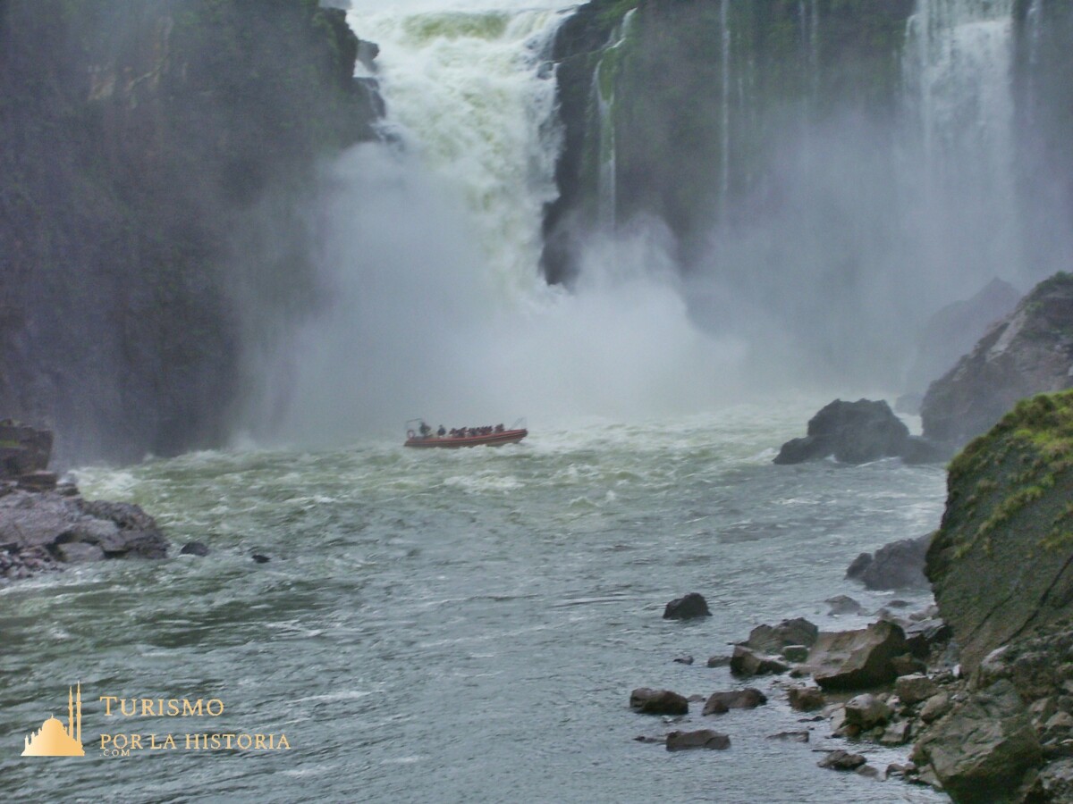 cataratas del Iguazú argentina con la lancha de las excursiones bajo la caida del salto san martin