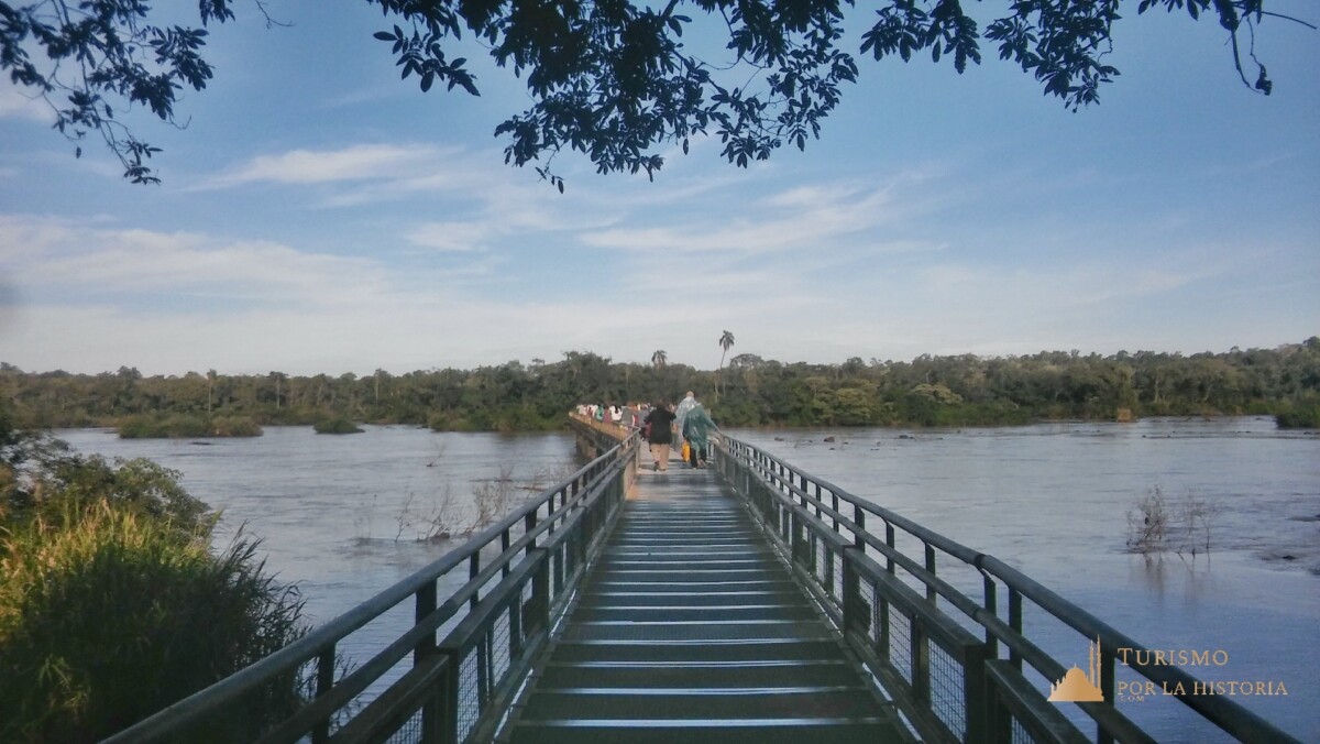 Pasarelas cruzando parte del rio hacia la garganta del diablo en las cataratas del Iguazú