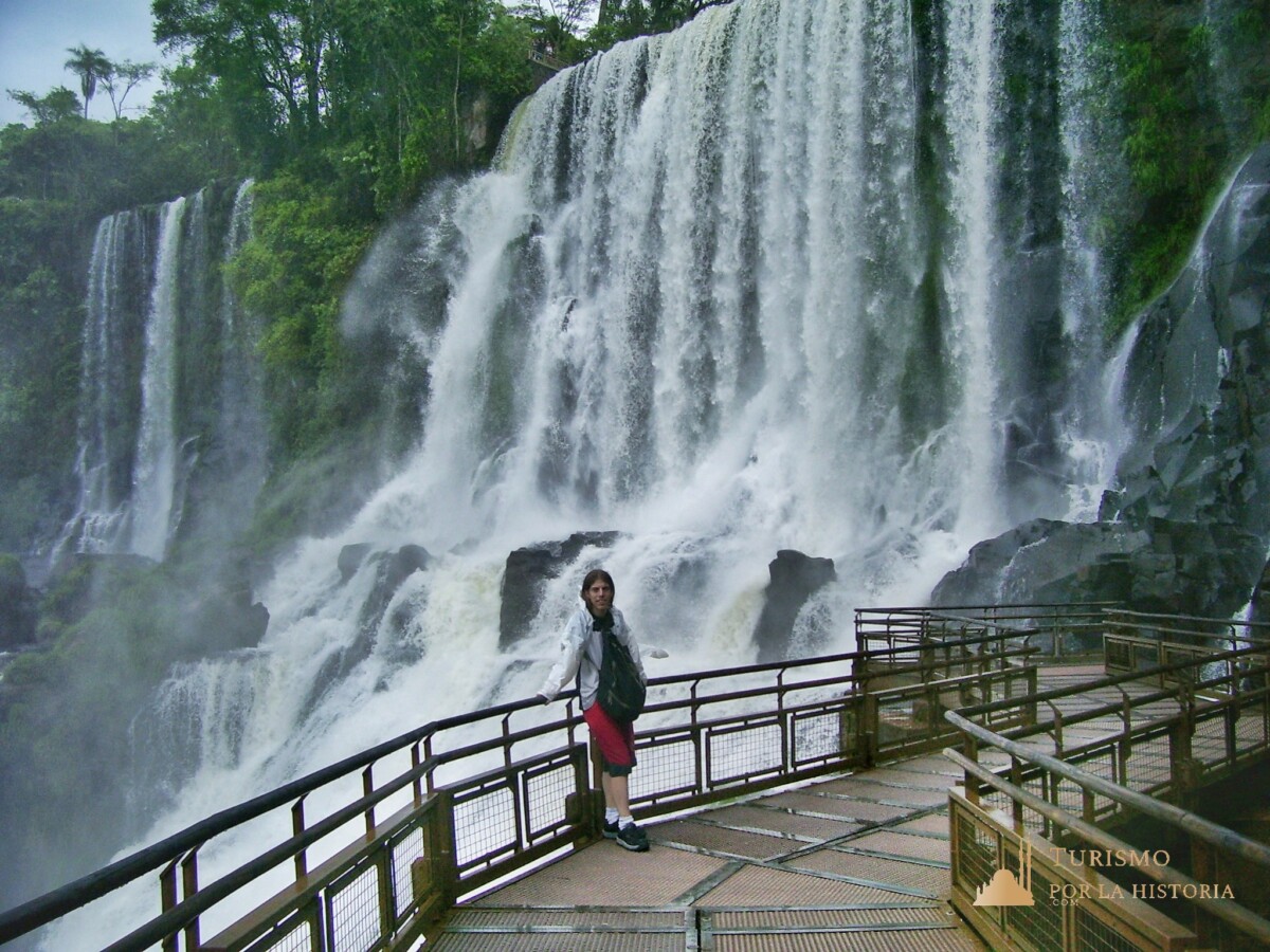 Pasarela junto al Salto Bosetti en las cataratas del Iguazú argentina