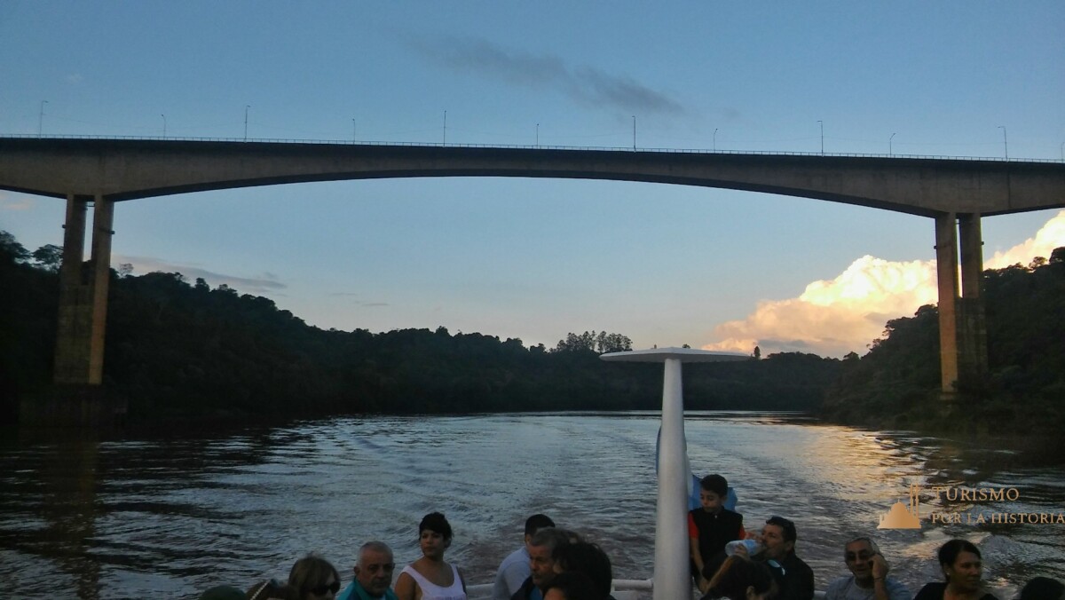 Puente internacional tancredo neves uniendo Puerto Iguazú y Foz do Iguaçu
