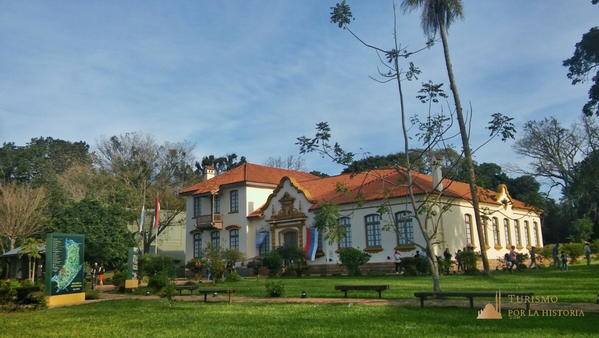 Edificación de estilo colonial que es la entrada y museo de las ruinas de San Ignacio