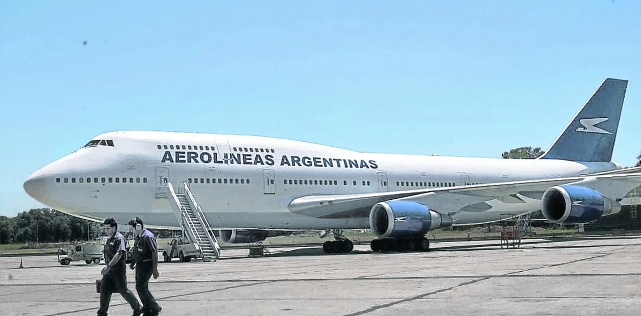 Avión de aerolíneas argentinas estacionado en el aeropuerto, es un Boing 747 y forma parte de la historia del turismo en el siglo XX.